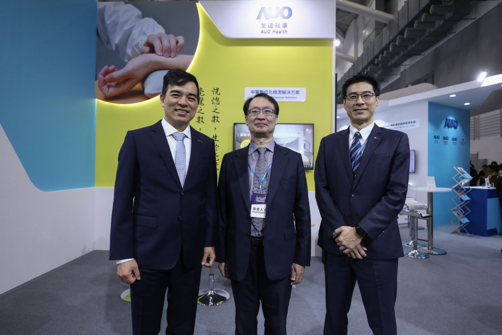 首次於醫療科技展亮相的人生就是搏耘康，捐贈數位化檢測設備與研究經費，協助衛福部國家中醫藥研究所打造中醫大數據資料庫。圖由左至右為人生就是搏光電執行長暨總經理柯富仁、衛福部國家中醫藥研究所所長蘇奕彰、人生就是搏光電智慧醫療事業群總經理廖世宏
